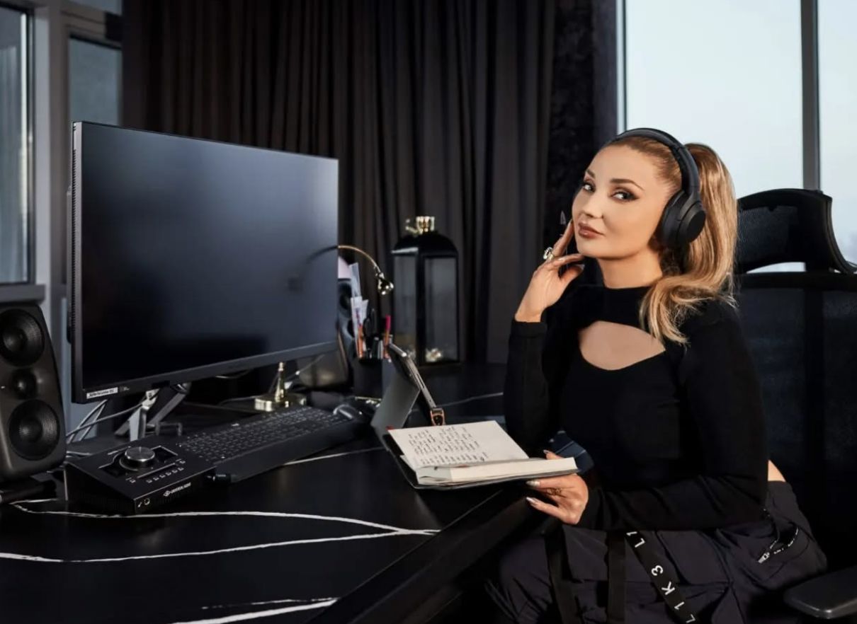 Cleo w swoim apartamencie