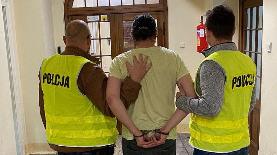 Uczennica miała na plecach czerwone ślady. Dyrekcja wezwała policję