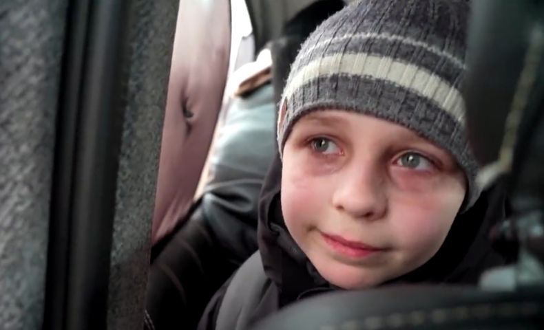 "Zostawiliśmy tatę w Kijowie". Zapłakany chłopiec opowiada o ucieczce przed wojną