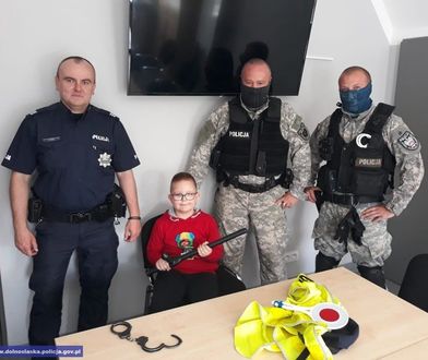 Dolny Śląsk. 7-latek wręczył prezent policjantom. Podziękował za odwiedziny w czasie kwarantanny