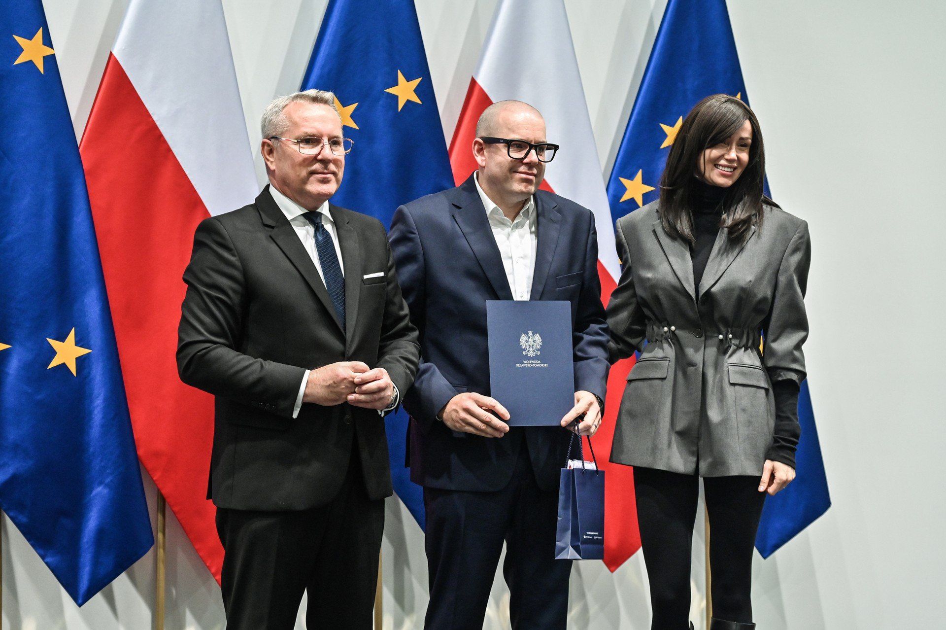 38 osób odebrało decyzje o uznaniu za obywatela polskiego. Uroczystość odbyła się w czwartek, 9 października w Kujawsko-Pomorskim Urzędzie Wojewódzkim w Bydgoszczy. 