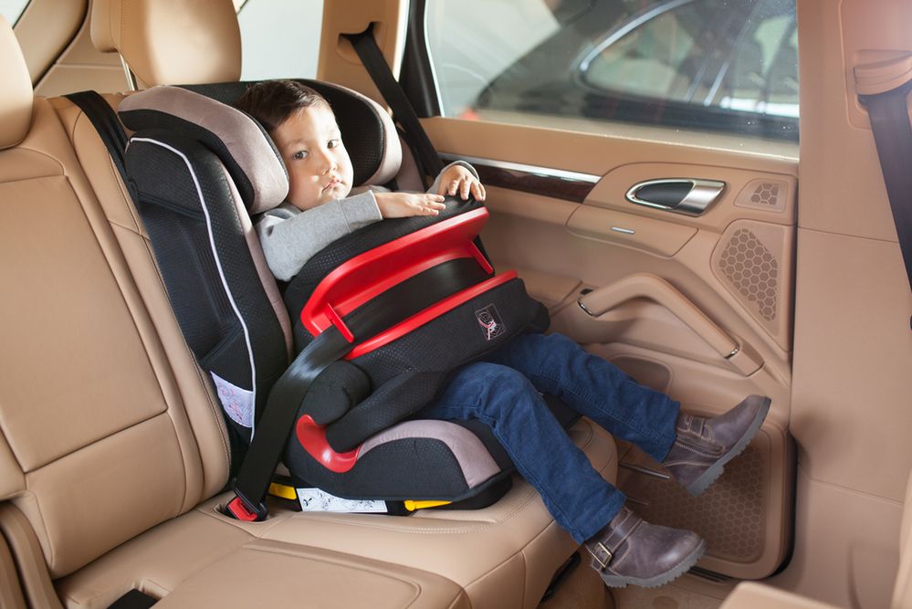 Absurdalne przepisy w sprawie przewożenia dzieci w samochodzie!