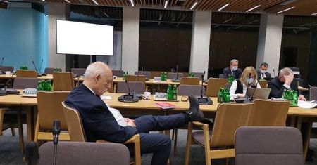 Ludzie pękają ze śmiechu. Zdjęcie Korwina hula po sieci