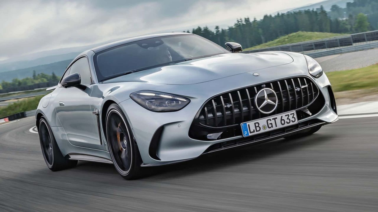 Nowy Mercedes-AMG GT jest większy i bardziej cywilizowany. Ma rzucić wyzwanie 911