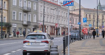 Te znaki stoją odwrotnie, powinny być zmienione już trzy miesiące temu. Straż Miejska wstrzymała zakładanie blokad
