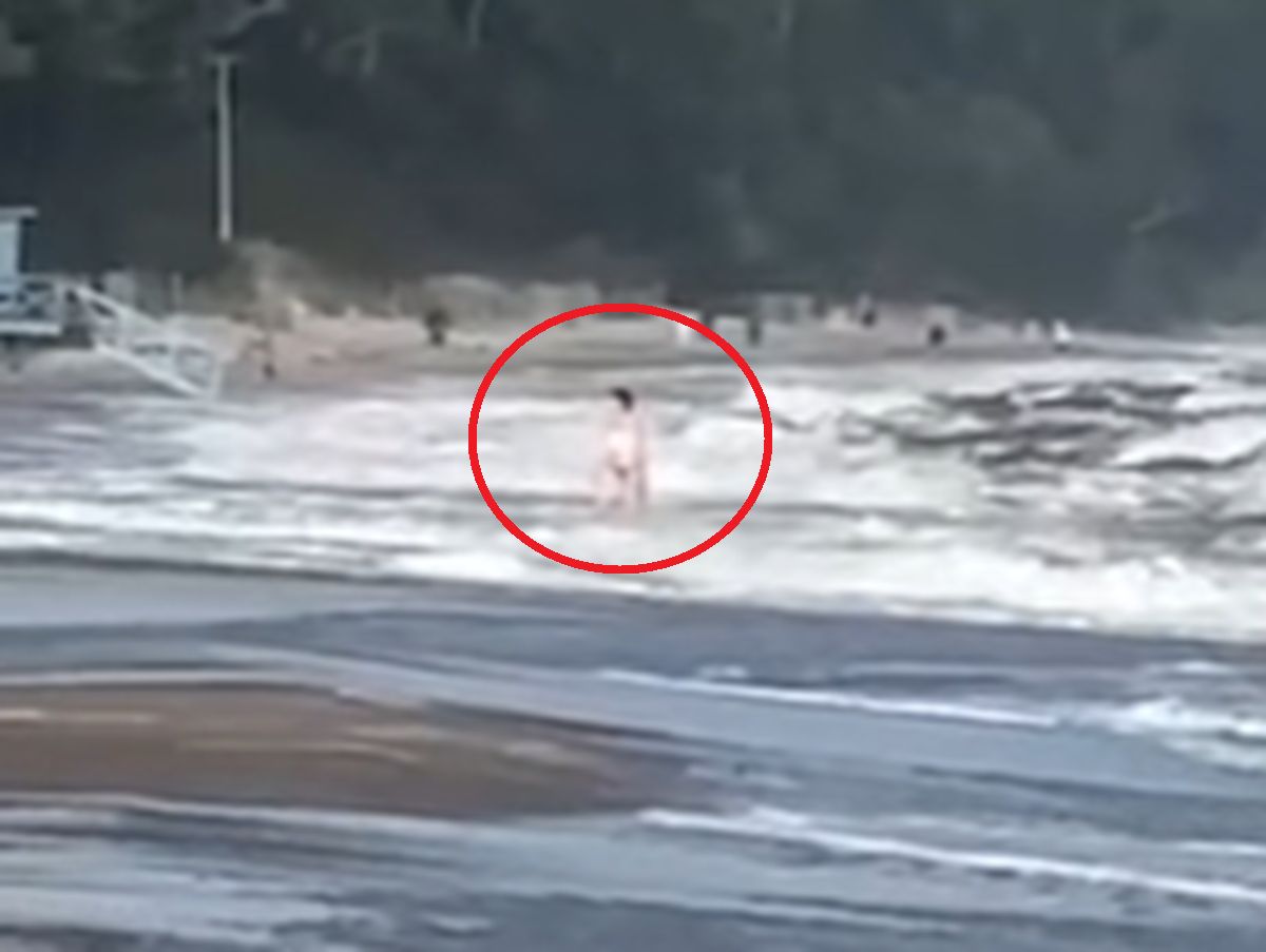 Sztorm nad Bałtykiem. Była czerwona flaga. Weszła do wody