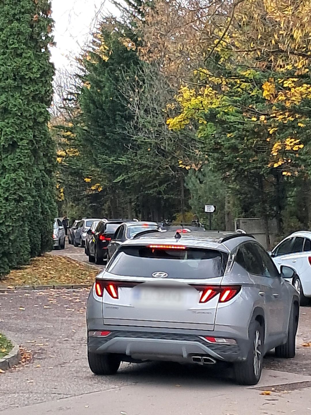 Korek na wjeździe na cmentarz.