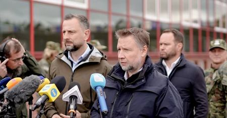 Hesco bastiony, obrona przeciwdronowa i wojskowe posterunki na granicy z Ukrainą. Szefowie MON i MSWiA z wizytą w Dorohusku