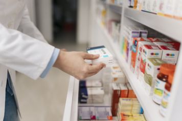 Lek na receptę nie zawsze jest najlepszym wyborem. Naukowcy wskazują zaskakujący powód