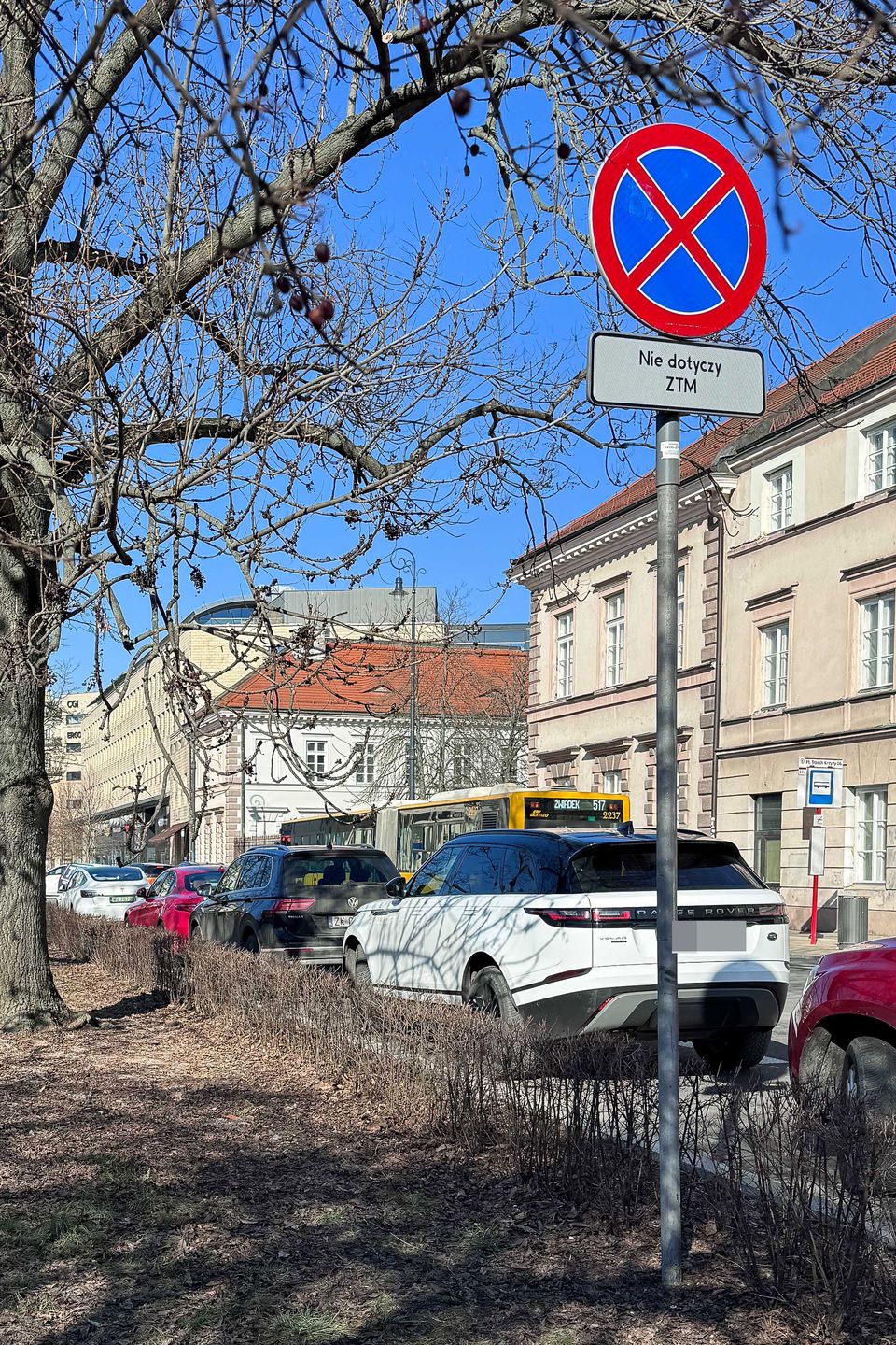 Jacek Kopczyński parkuje na zakazie
