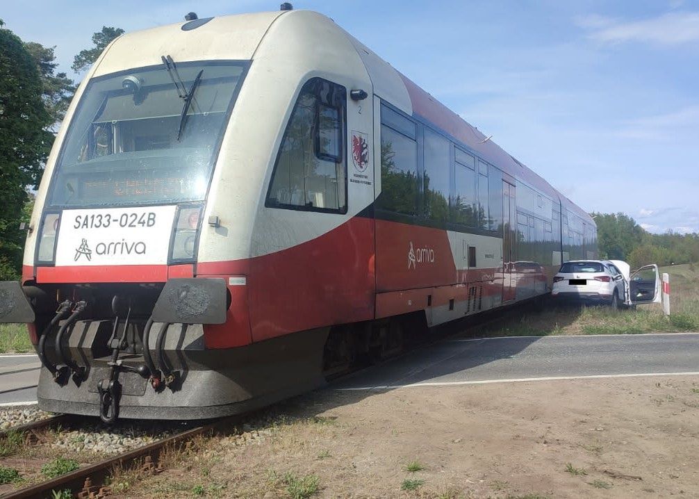 (fot. PKP)  Zignorował znak STOP i wjechał pod pociąg