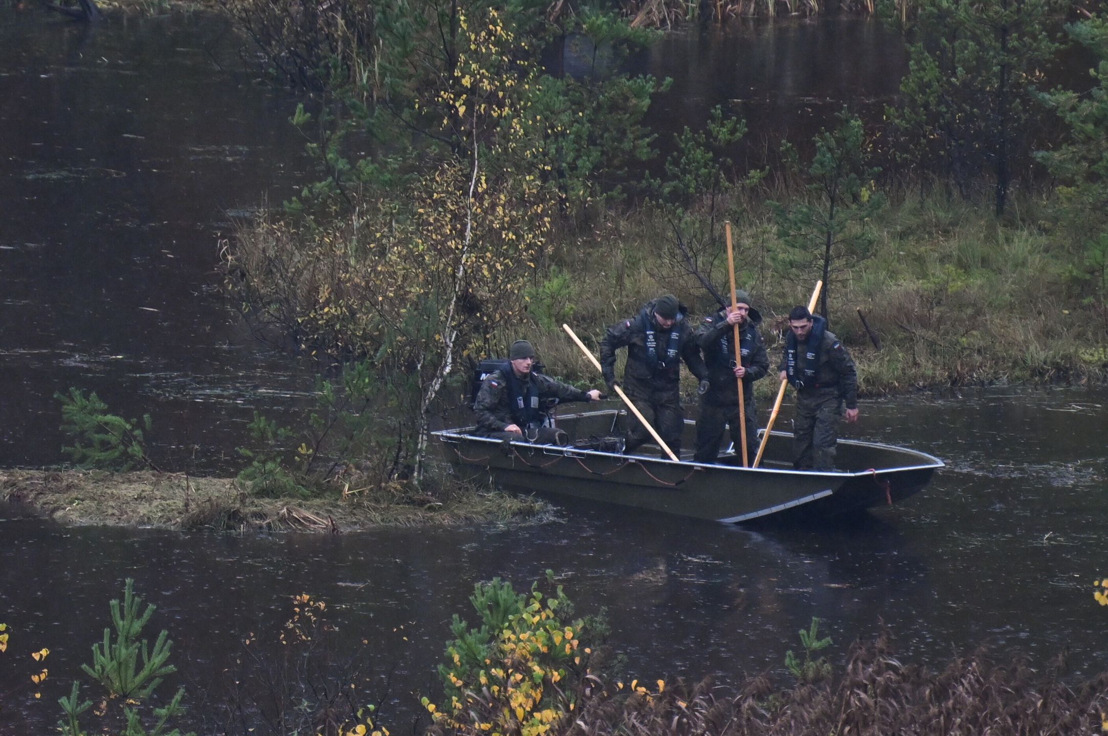 Gdynia, 03.11.2023. Funkcjonariusze służb w okolicach zbiornika wodnego Lepusz w otulinie Trójmiejskiego Parku Krajobrazowego, 3 bm. Policja i Żandarmeria Wojskowa zdecydowały o zawężeniu terenu poszukiwań Grzegorza Borysa do 2 hektarów w rejonie zbiornika Lepusz. (jm) PAP/Adam Warżawa