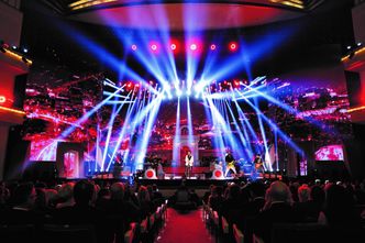 Niezwykłe duety i legendarne Moulin Rouge. Trwa gala French Touch [TRANSMISJA NA ŻYWO]