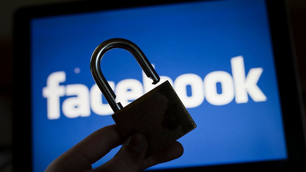 Kłódka na tle napisu Facebook