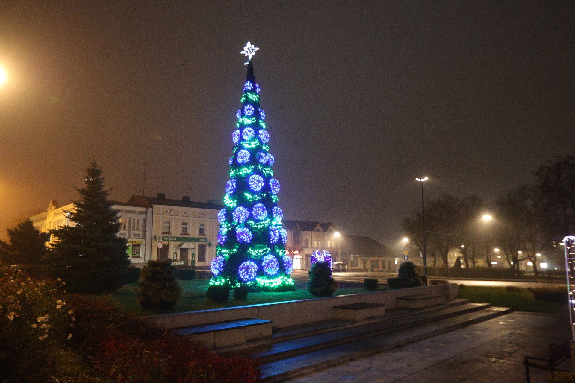 W centrum Poddębic pojawiła się już tradycyjna świecąca choinka.