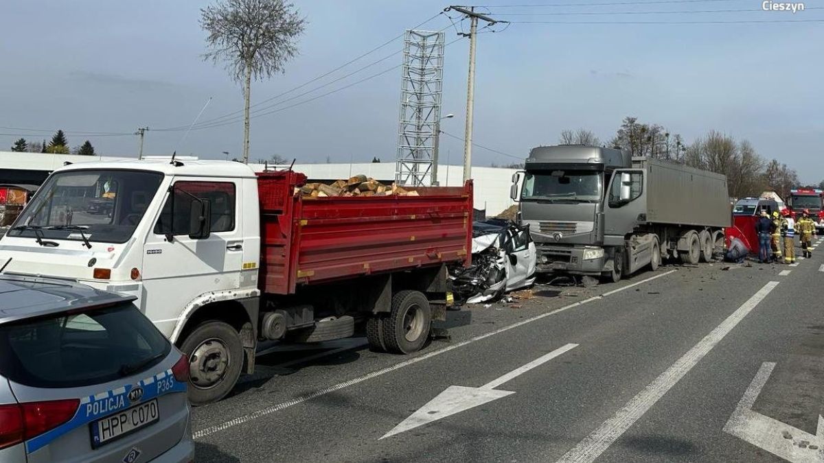 W karambolu z udziałem czterech pojazdów zginął kierowca osobowego mercedesa