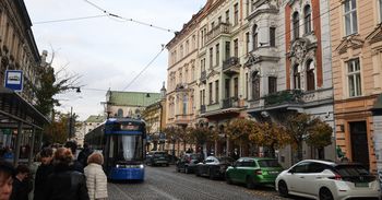 Kierowcy w centrum Krakowa parkują jak chcą. Strażnicy i kontrolerzy nie mają litości