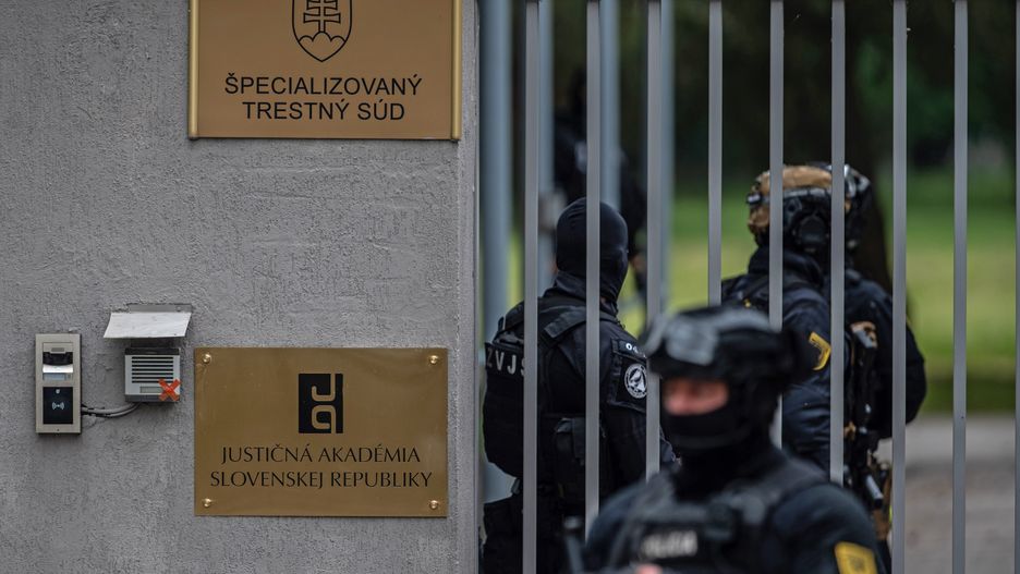 Police takes up position as they await the arrival of shooting suspect Juraj C., charged with the attempted murder with premeditation of Slovak Prime Minister Robert Fico, for an interrogation at the Specialized Criminal Court in Pezinok, Slovakia, 18 May 2024. Slovak Prime Minister Robert Fico was shot and injured in Handlova on 15 May and transported to a hospital in a life-threatening condition; the shooting suspect was arrested on spot. The prosecutor requests custodial prosecution of Juraj C. EPA/JAKUB GAVLAK Dostawca: PAP/EPA.