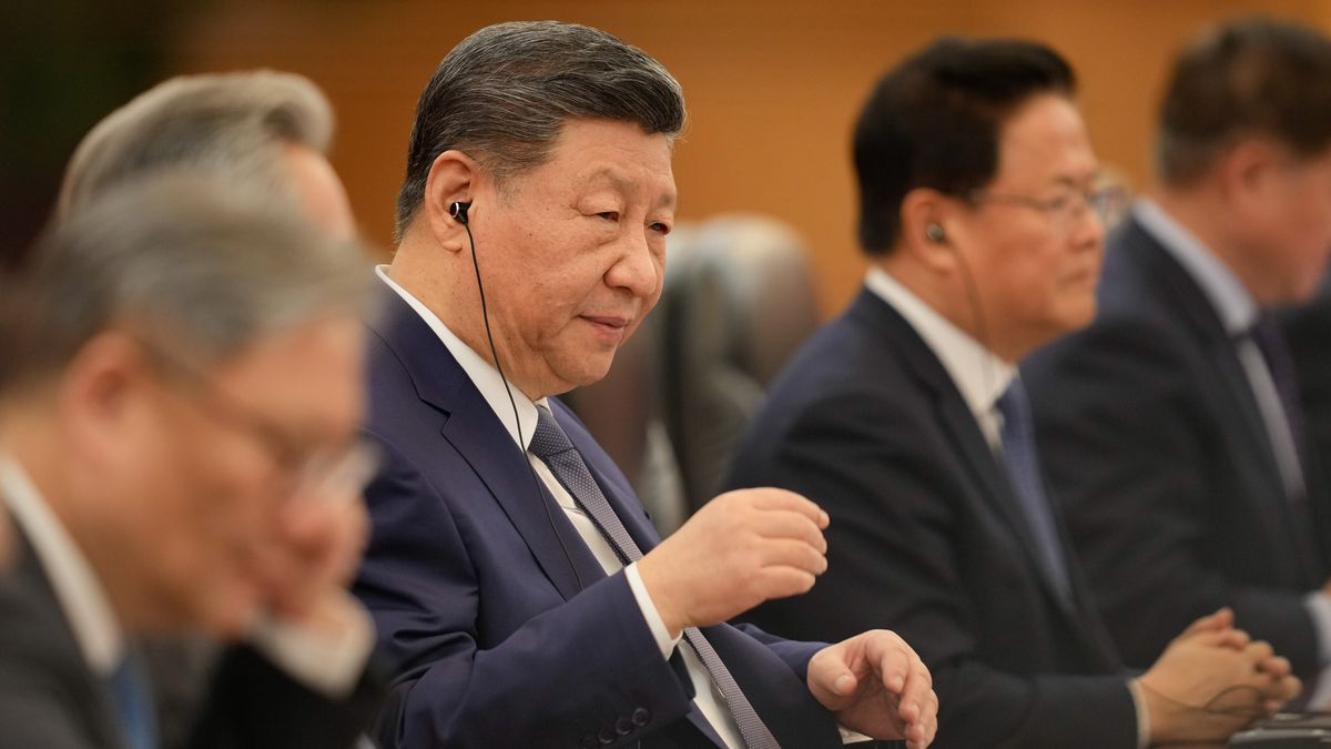 BEIJING, CHINA - JANUARY 16: Chinese President Xi Jinping (C) reacts during a meeting with Canada's Prime Minister Mark Carney, at the Great Hall of the People on January 16, 2026 in Beijing, China. (Photo by Vincent Thian - Pool/Getty Images)