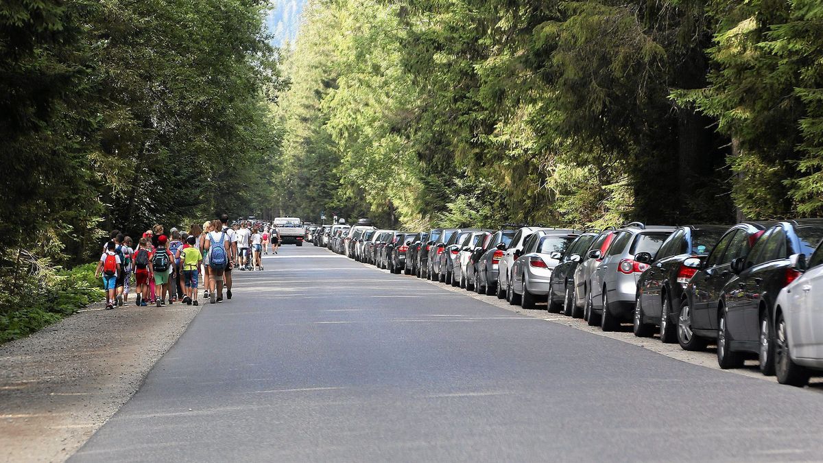 Parking dla turystów jadących do Morskiego Oka jest już zapełniony