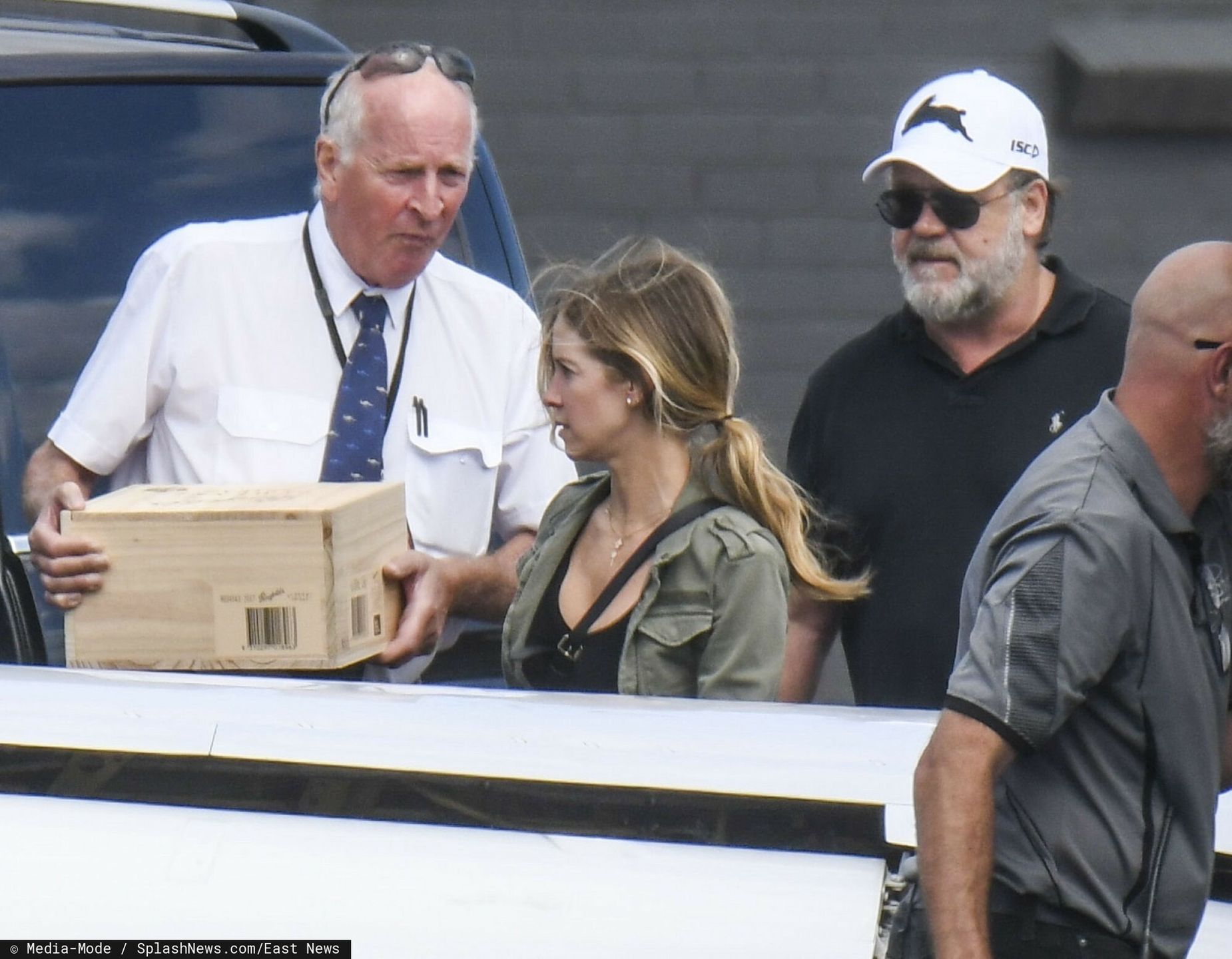 Russell Crowe i Britney Theriot wsiadaj? do odrzutowcaEXCLUSIVE: *NO DAILYMAIL ONLINE* A FLYING VISIT! Russell Crowe and Britney Theriot cuddle as they prepare to leave Melbourne on a private jet. The couple were spotted boarding the plane, while staff loaded their luggage, including a bundle of "Australian Open 2022" merchandise, and what appeared to be a wooden box of Penfolds wine.    Pictured: Russell Crowe,Britney Theriot      World Rights, No Argentina Rights, No Australia Rights, No Bolivia Rights, No Brazil Rights, No Chile Rights, No Colombia Rights, No Costa Rica Rights, No Cuba Rights, No Dominican Republic Rights, No Ecuador Rights, No El Salvador Rights, No Guadeloupe Rights, No Guatemala Rights, No Mexico Rights, No Nicaragua Rights, No New Zealand Rights, No Paraguay Rights, No Peru Rights, No Panama Rights, No Portugal Rights, No Puerto Rico Rights, No Spain Rights, No Uruguay Rights, No Venezuela RightsMedia-Mode / SplashNews.com