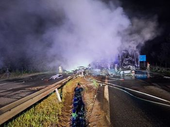 Zderzenie ciężarówek na S8. Jedna z nich stanęła w ogniu