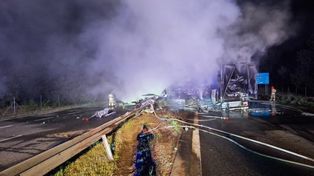 Zderzenie ciężarówek na S8. Jedna z nich stanęła w ogniu