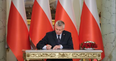 Odwołani? Jednak wcale nie. Służby nie ułatwiają życia Tuskowi