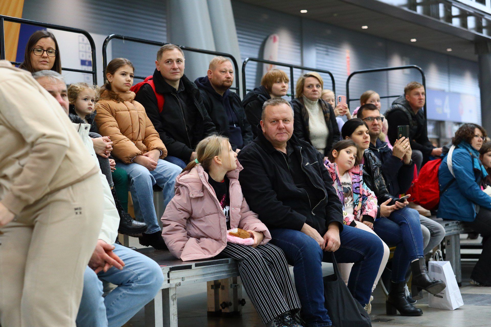 Ludzie chętnie oglądali pokazy szkolenia psów