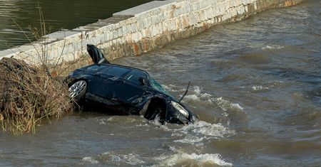 Fala popowodziowych aut zaleje rynek. "Problemy mogą pojawić się nieco później"