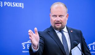 Poseł KO oblany żrącą substancją. Trafił do szpitala