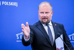 Poseł KO oblany żrącą substancją. Trafił do szpitala