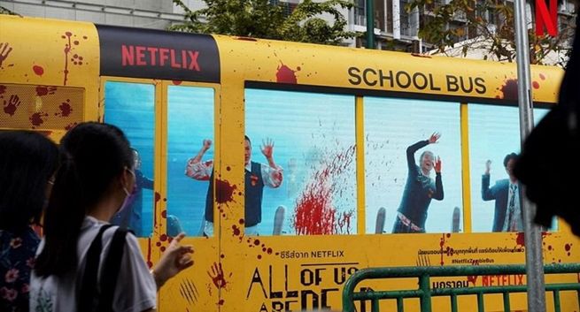 Zakrwawione autobusy promują serial "All of us are dead" Netflixa