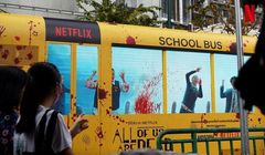 Zakrwawione autobusy promują serial "All of us are dead" Netflixa