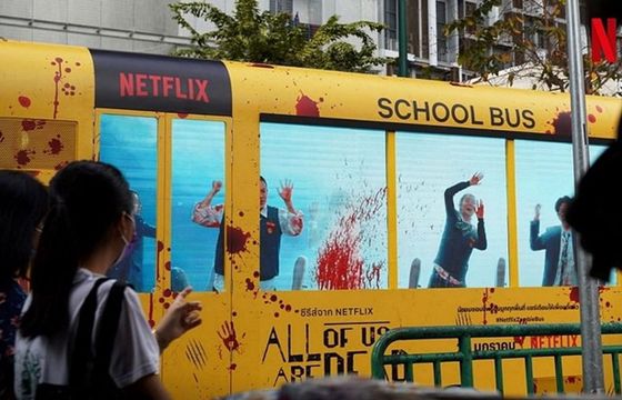 Zakrwawione autobusy promują serial "All of us are dead" Netflixa