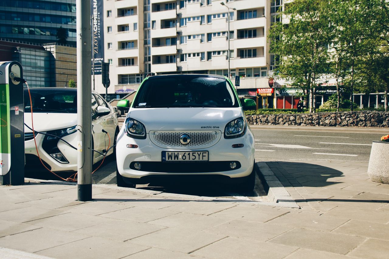 Polacy zaczęli kupować więcej aut elektrycznych. Dokładnie ponad dwa razy więcej