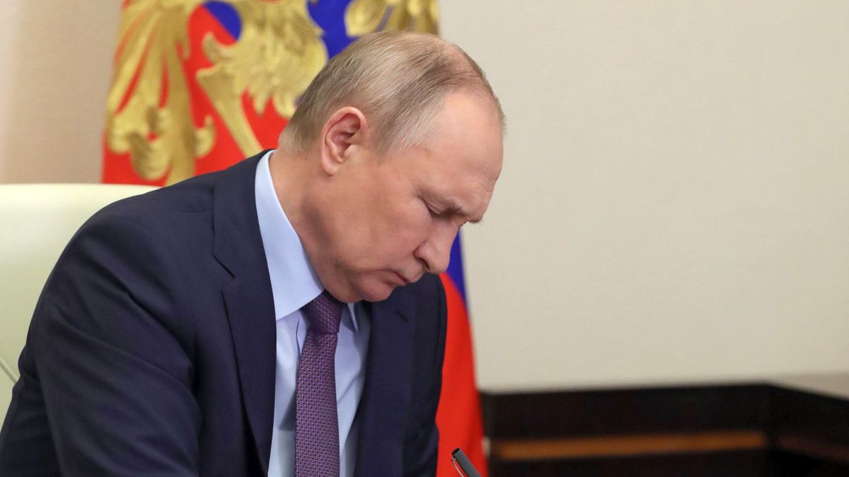 Russian President Vladimir Putin chairs a meeting on the situation in the oil and gas sector via a videoconference at the Novo-Ogaryovo state residence outside Moscow, Russia, 14 April 2022. EPA/MIKHAIL KLIMENTYEV / KREMLIN POOL / SPUTNIK / POOL MANDATORY CREDIT Dostawca: PAP/EPA.