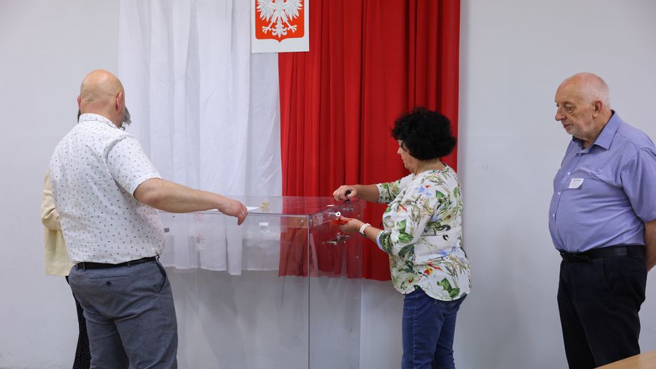 liczenie g�os�w
Marian Zubrzycki
g�os, g�osowanie, II tura, liczenie, liczenie g�os�w, lokal wyborczy, prezydenckie, prezydenta rp, urna, wybory, flaga Polski, god�o