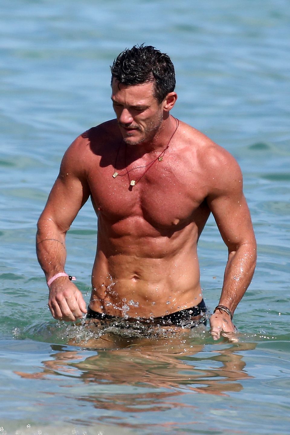 Umięśniony Luke Evans dokazuje na plaży