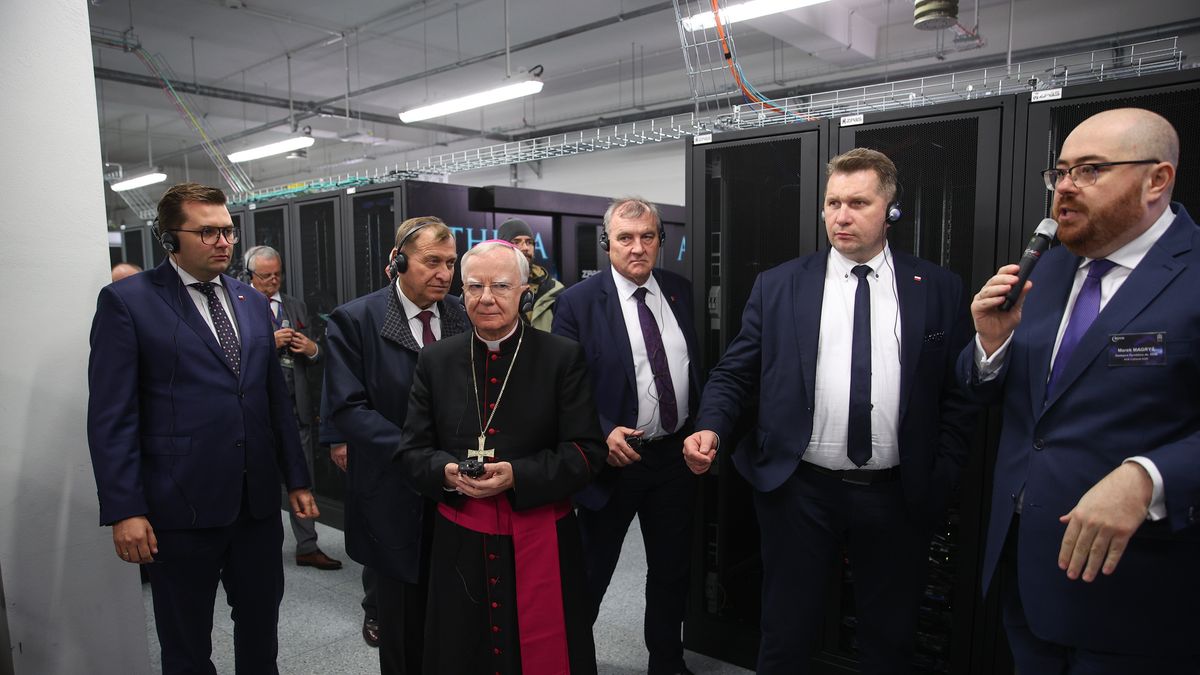 Inauguracja uruchomienia superkomputera Athena w ACK Cyfronet AGH w Krakowie. Na uroczystości nie zabrakło arcybiskupa Jędraszewskiego oraz ministra Czarnka