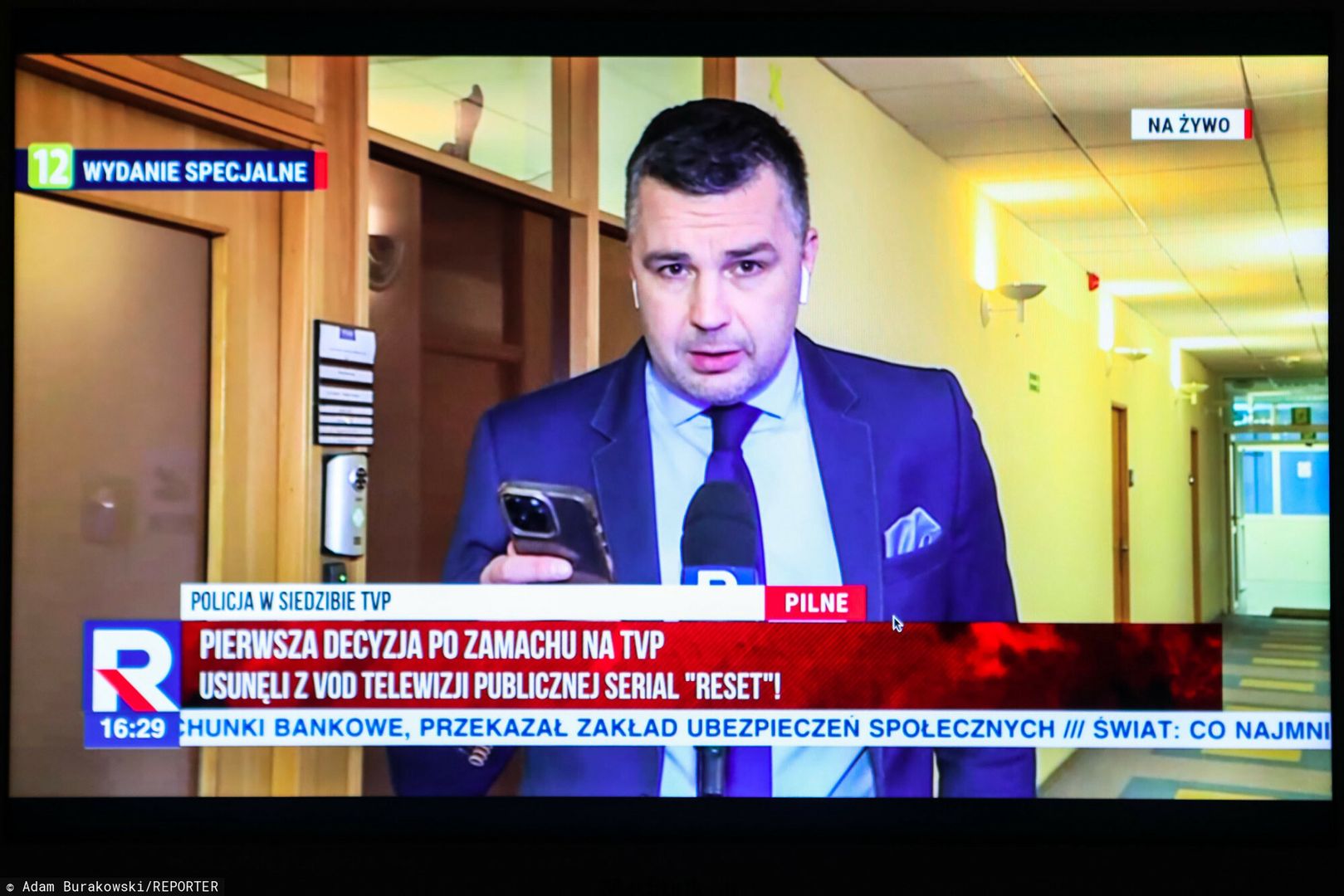 Relacja TV Republika z siedziby TVP Info, na zdjęciu Michał Rachoń
