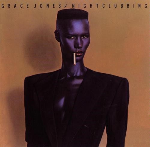 3 Grace Jones: Nightclubbing (1981). Niesamowity portret gwiazdy zrobił Jean-Paul Goude. Niebieską dominantę naniósł ręcznie na odbitkę.