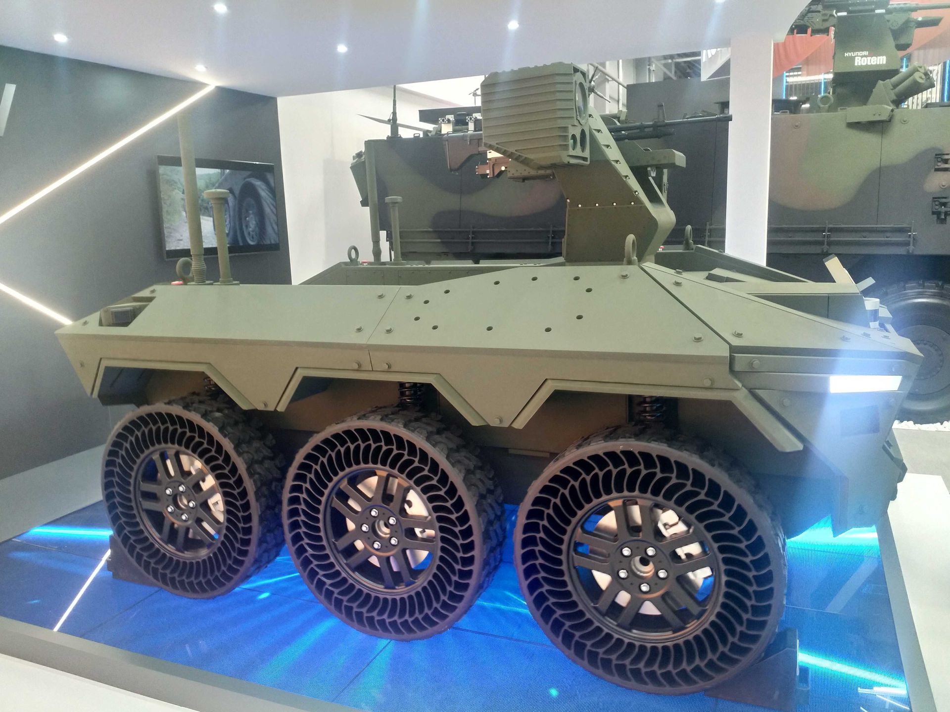 Bezzałogowy wielozadaniowy pojazd UGV.