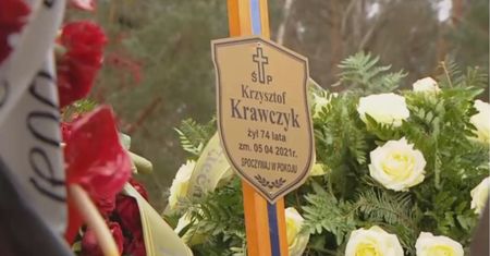 Pożegnanie Krzysztofa Krawczyka. Morze kwiatów na grobie gwiazdora