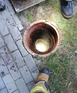 3-letni Franek utknął pod ziemią. Policjantka ruszyła mu na pomoc