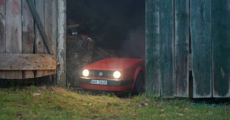 Ten Golf GTI nie jeździ po drogach. Zamiast tego kosi trawę