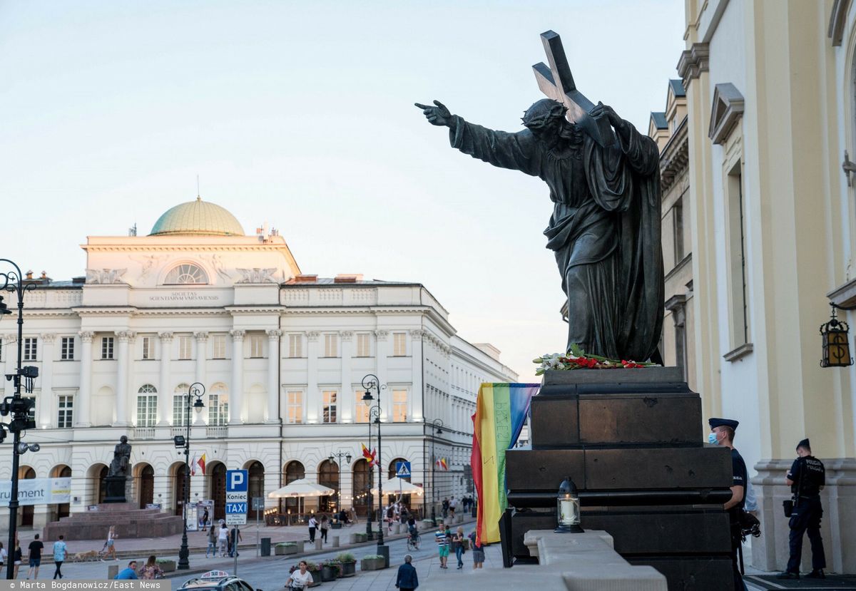 Zawiadomienia obejmowały również zawieszenie flagi LGBT na kościele w Warszawie