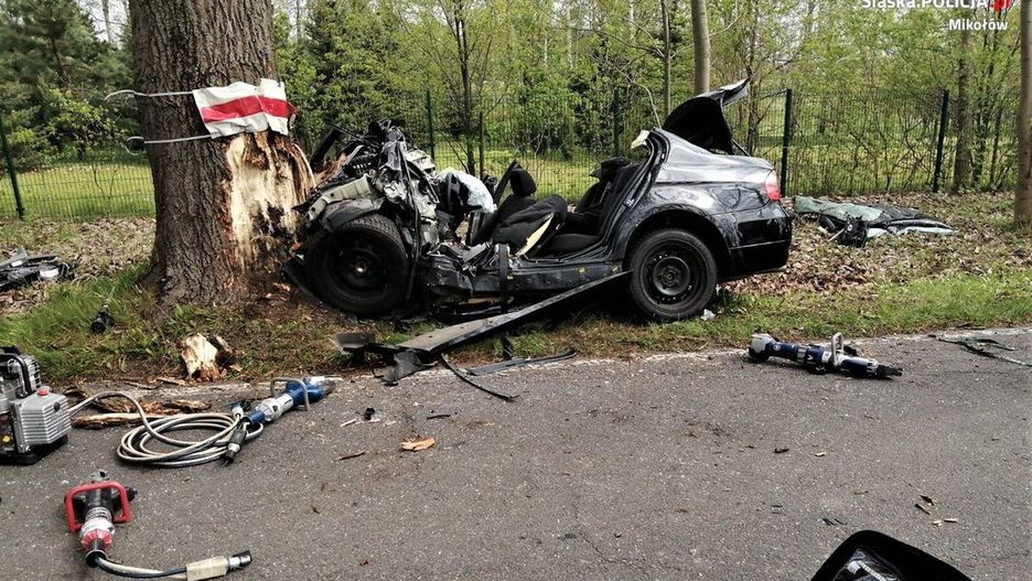 Śmiertelny wypadek w Mikołowie. Nie żyje kierowca BMW, który rozbił auto o drzewo. fot. KPP Mikołów