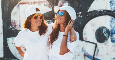 Czapka przeciwsłoneczna, bucket hat i nie tylko – przegląd modnych i praktycznych nakryć głowy na lato