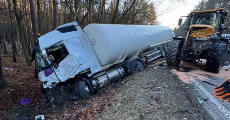 Kto zawinił? Dwie osoby w szpitalu po zderzeniu tira z traktorem
